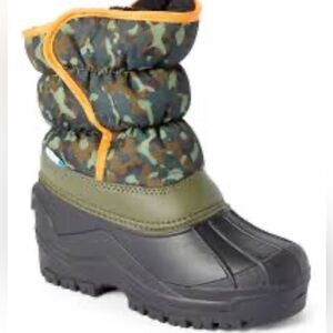 Zoogs boys size 2 Cold Weather Camo Green Snowboots.